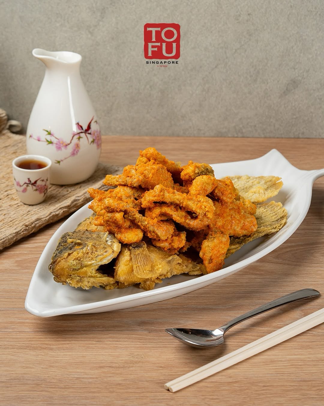 Gurih, renyah, dan lumer di mulut! 🤤Perpaduan ikan gurame goreng yang garing dengan saus telur