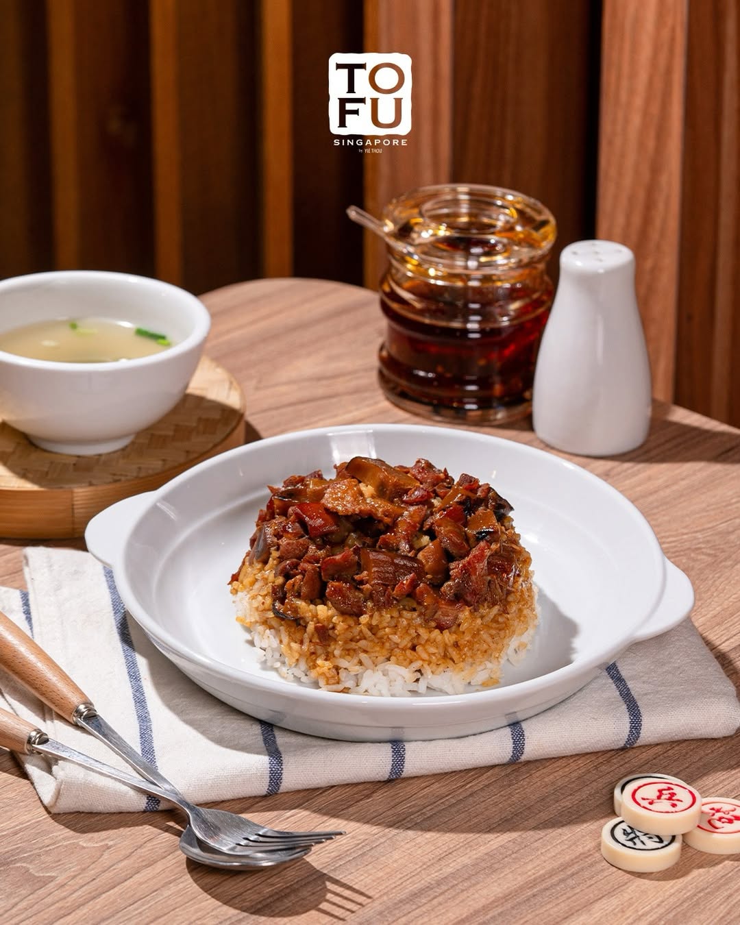 Lembutnya nasi hangat berpadu dengan gurihnya ayam dan jamur yang dimasak sempurna. Setiap suapa