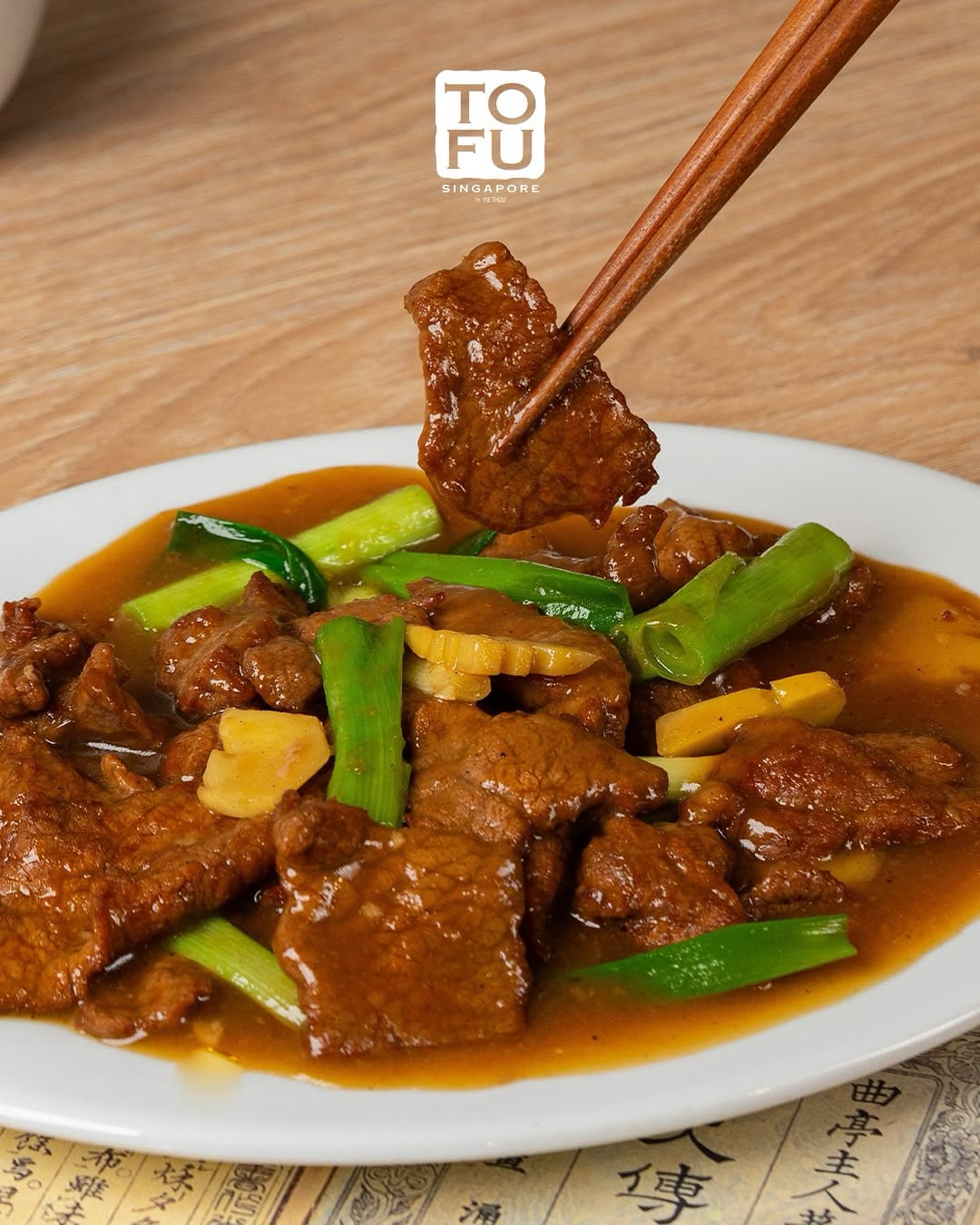 Potongan daging empuk dengan saus gurih manis + sayuran segar bikin setiap suapan makin lengkap