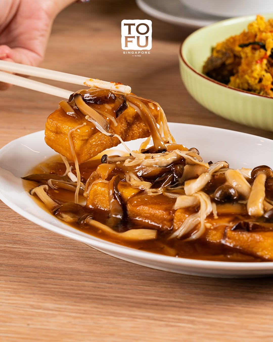 Soft, silky, dan diselimuti saus jamur yang rich. Tahu 3 Jamur khas Tofu Singapore memang cocok
